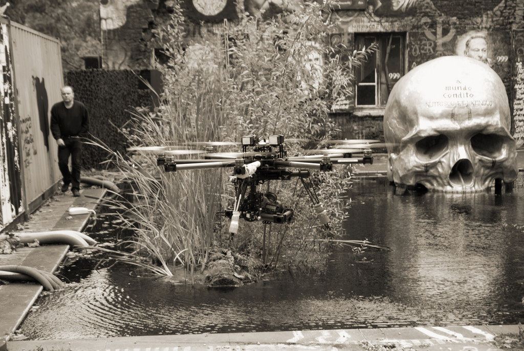 drone-sepia-piscine