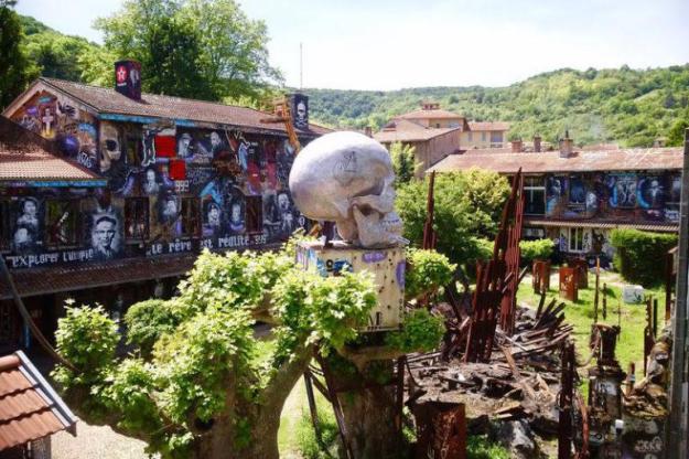 La Demeure du Chaos se trouve à Saint Romain au Mont D’Or, près de Lyon, France. Ground Zero Sculpture monumentale. Flickr Creative Commons thierry Ehrmann